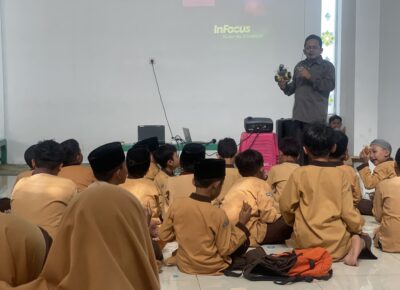 Kegiatan “Pengenalan Robotika” di SDIT Ibnu Umar Boyolali oleh Dosen Fisika UIN Walisongo